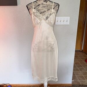 Vintage 1980s 100% nylon cream slip dress 36